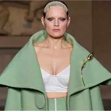 Pin It | Οι καρφίτσες γίνονται must- have στη μόδα της σεζόν