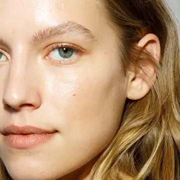 Το υβριδικό balm που προσφέρει κάλυψη και αντηλιακή προστασία με ένα μόνο πέρασμα