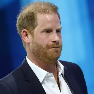 Ο πρίγκιπας Harry επιστρέφει στο Ηνωμένο Βασίλειο χωρίς τη Meghan