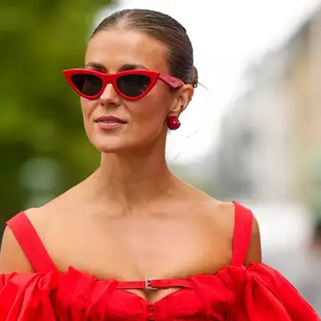 Τα ανοιξιάτικα χρώματα κραγιόν που κολακεύουν τις γυναίκες άνω των 50