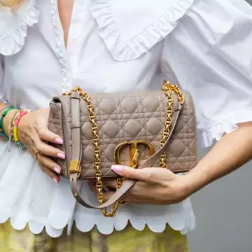 Αυτά είναι τα πιο κολακευτικά χρώματα νυχιών για γυναίκες με ανοιχτόχρωμη επιδερμίδα