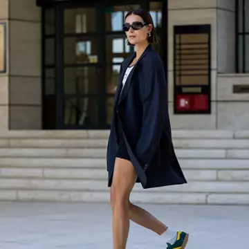 Την άνοιξη του 2024, αποχαιρετάμε τo no pants trend και υποδεχόμαστε τα short shorts