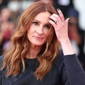 Η Julia Roberts για πρώτη φορά στο κόκκινο χαλί της Μόστρα - H σπάνια τρυφερή πόζα με τον σύζυγό της