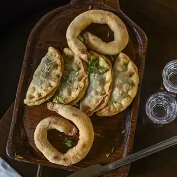 28 εστιατόρια, ταβέρνες και μεζεδοπωλεία που τιμούν την ελληνική κουζίνα