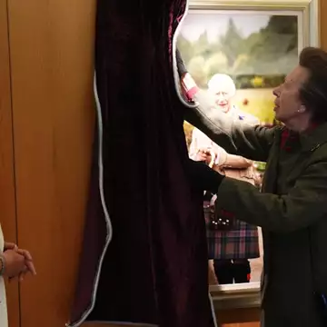 Η πριγκίπισσα Άννα αποκαλύπτει το νέο πορτρέτο του βασιλιά Κάρολου