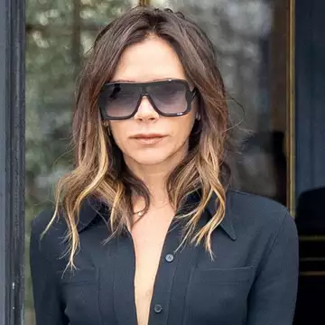 Victoria Beckham | Το ιδιαίτερο trick του κομμωτή της για έξτρα όγκο στα μαλλιά