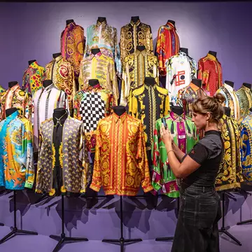 Ο Versace, το glamour & η ελπίδα | Μέσα στην πιο συγκινητική έκθεση μόδας του Λονδίνου