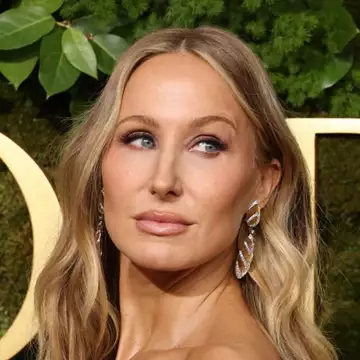 Nikki Glaser | Άλλαξε 9 φορέματα κατά τη διάρκεια των Golden Globes 2025