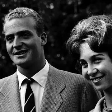 Bασίλισσα Σοφία | Βρέθηκαν τα νυφικά της παπούτσια και το φόρεμα των αρραβώνων της στο Τατόι