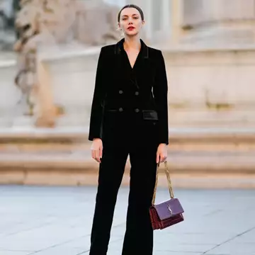 Το timeless βελούδινο κοστούμι που θα αγαπήσετε τα Χριστούγεννα του 2025