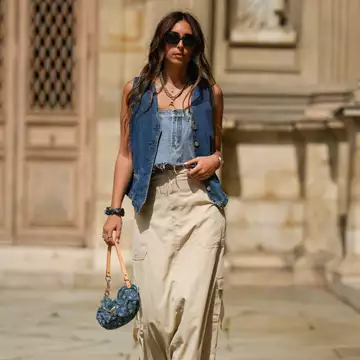 Γιατί τα μαλλιά σγουραίνουν το καλοκαίρι; Όλη η εξήγηση πίσω από τη δομή της τρίχας