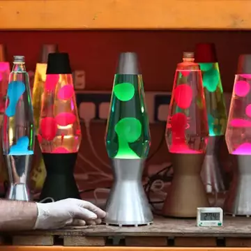 Lava Lamps | Για αυτά τα retro φωτιστικά δίνουν τρελά ποσά στις πλατφόρμες μεταππώλησης