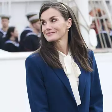 Βασίλισσα Letizia | Ο συμβολισμός πίσω από τo χρυσό αξεσουάρ στον αποχαιρετισμό της Leonor