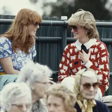 Παγκόσμια Ημέρα Σκύλου | Η Sarah Ferguson αγκαλιά με τα αγαπημένα corgis της βασίλισσας Ελισάβετ