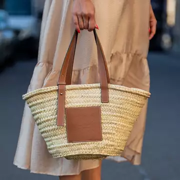 Οι τσάντες παραλίας που θα κρατήσετε φέτος το καλοκαίρι