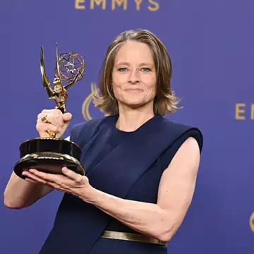 Jodie Foster | Η 61χρονη ηθοποιός κερδίζει το πρώτο της Emmy και στέλνει ένα τρυφερό μήνυμα στη σύζυγό της από τη σκηνή των βραβείων