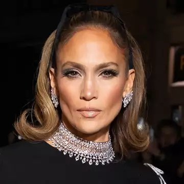 Η Jennifer Lopez υιοθέτησε την τάση μαλλιών που λίγες celebrities άνω των 50 έχουν τολμήσει