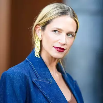 Μακιγιάζ μετά τα 50 | Πώς να φορέσετε σωστά σκουρόχρωμα κραγιόν