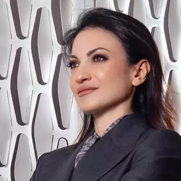 Η Kωνσταντίνα Ψαρράκου είναι μια γυναίκα που κατόρθωσε να σπάσει τη "γυάλινη οροφή"