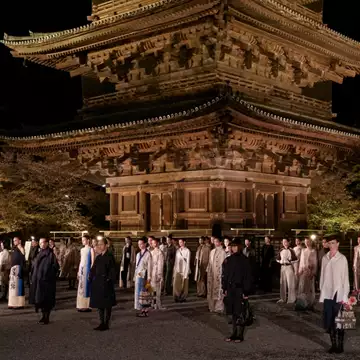 Η γαλλική υψηλή ραπτική συναντά την ιαπωνική στην Pre-Fall 2025 συλλογή του οίκου Dior