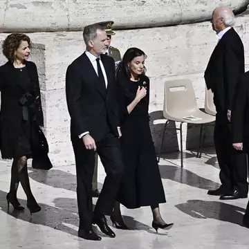 Βασ��λισσα Letizia | Το ιστορικό κόσμημα που φόρεσε στην κηδεία του Πάπα Φραγκίσκου