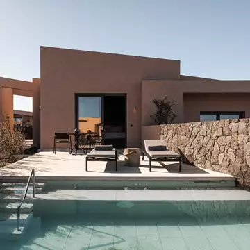 Domes Novos Santorini | Νέα άφιξη στη Σαντορίνη, πλήρως εναρμονισμένη με την ιδιοσυγκρασία του μαγικού αυτού νησιού