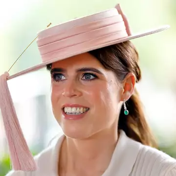 Πριγκίπισσα Ευγενία | Μαγνήτισε τα βλέμματα φορώντας ένα σατέν φόρεμα με σκίσιμο στο πόδι