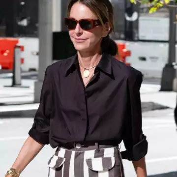 Τα κομψά summer looks που μπορείτε να δημιουργήσετε με εμπριμέ παντελόνια