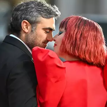 Lady Gaga | Τα τρυφερά στιγμιότυπα με τον αρραβωνιαστικό της στην πρεμιέρα του Joker 2