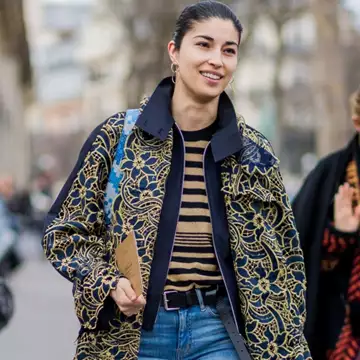 5 φθινοπωρινά looks με τζιν παντελόνι για γυναίκες άνω των 50