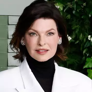 Η Linda Evangelista στο πλευρό του 18χρονου γιου της σε μία σημαντική για τον ίδιο ημέρα