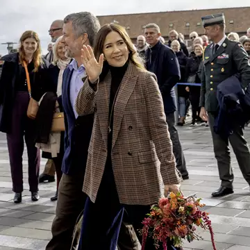 H Mary της Δανίας με το μπορντό Massimo Dutti σακάκι που ταιριάζει με όλα