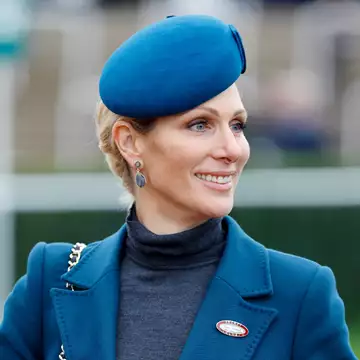 Zara Tindall| Aβίαστη κομψότητα με royal blue στο Cheltenham