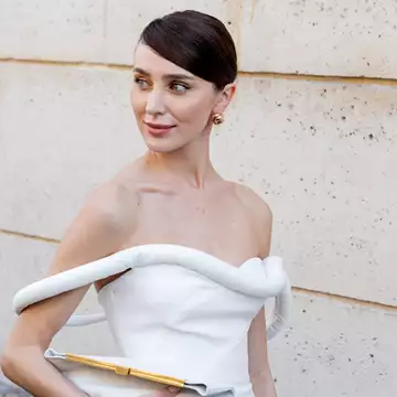 Holiday Hair, Made Easy | Το εύκολο χριστουγεννιάτικο χτένισμα που μπορείτε να δημιουργήσετε μόνες στο σπίτι