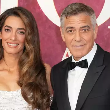George & Amal Clooney | Το τρυφερό φιλί που κατέγραψε ο φακός στα παρασκήνια των Tony Awards