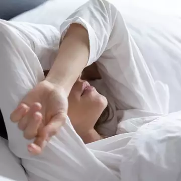 Πώς θα βελτιώσετε τον ύπνο σας κατά την εμμηνόπαυση