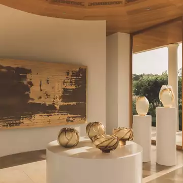 HANSHA | Η σπουδαία διεθνής εικαστική έκθεση παρουσιάζεται στο πιο ατμοσφαιρικό σημείο της Ελλάδας