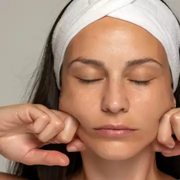 Skin Gym | Αυτή η άσκηση που θα δοκιμάσετε στο σπίτι θα χαρίσει εφέ ανόρθωσης στα ζυγωματικά σας