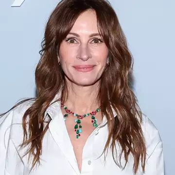 Η Julia Roberts υιοθέτησε το κούρεμα που επιστρέφει δυναμικά στη μόδα