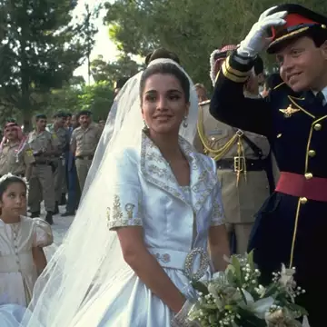 32 χρόνια πριν | Το νυφικό που επέλεξε η βασίλισσα Ράνια και η συμβολή της πριγκίπισσας Diana