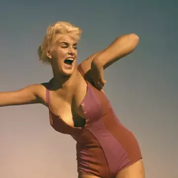 Το παιχνίδι από τα παλιά που επιστρέφει ως τάση γυμναστικής και βοηθά να κάψουμε έως και 165 θερμίδες σε 30'