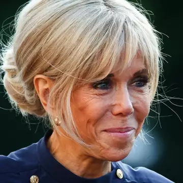 Brigitte Macron | Αφού αποκάλεσε "άσχημες σκύλες" φεμινίστριες διαδηλώτριες, πόζαρε χαμογελαστή σε επίσημο δείπνο στο Παρίαι