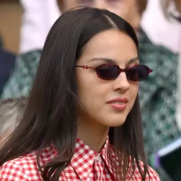Η Olivia Rodrigo στο πνεύμα του Wimbledon με vintage φόρεμα Ralph Lauren και τον Louis Patridge στο πλευρό της