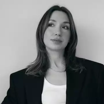 Πίσω από τα παρασκήνια της λάμψης | Η Όλγκα Χολοβάνοβα μιλάει για τη δημιουργία looks για πολυτελείς καμπάνιες