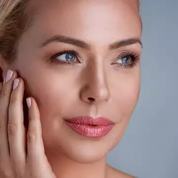 5 οροί προσώπου που διατηρούν την επιδερμίδα νεανική και σφριγηλή