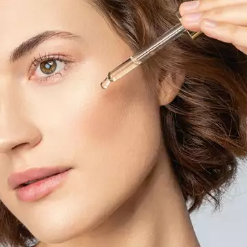 7 οροί που εγγυημένα κάνουν την επιδερμίδα να δείχνει πιο λαμπερή και νεανική