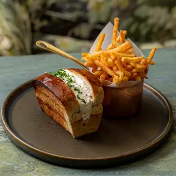 Eat Chic | Πού τρώμε lobster roll στην Αθήνα σήμερα;