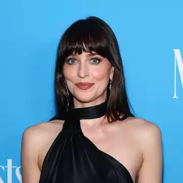 Dakota Johnson | Με μικροσκοπικό μπικίνι πάνω σε σκάφος μετά τον χωρισμό της από τον Chris Martin