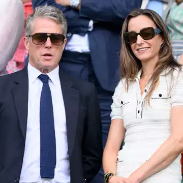 Ο Hugh Grant γίνεται viral επειδή αποκοιμήθηκε πίσω από τη βασίλισσα Καμίλα κατά τη διάρκεια του Wimbledon