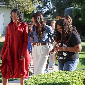 Meghan Markle | Έξοδος στη Santa Barbara χωρίς το δαχτυλίδι αρραβώνων της